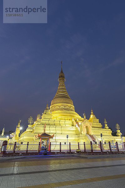 Stupa der goldenen Eindawya Paya  Eindawya-Pagode  bei Nacht  Mandalay  Myanmar  Asien