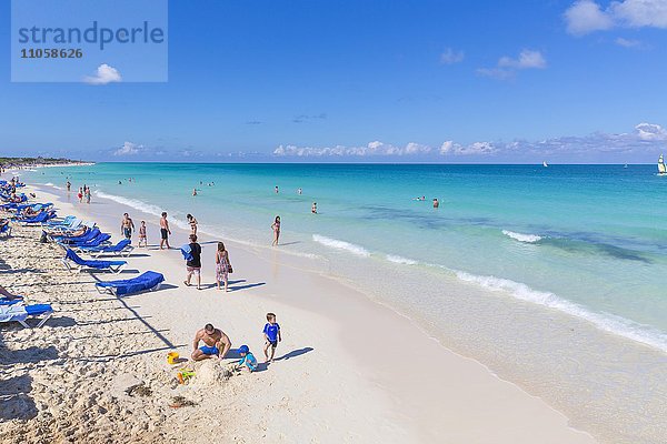 Touristen am Sandstrand mit türkisem Wasser  Hotel Melia Las Dunas  Insel Cayo Santa Maria  Karibik  Kuba  Nordamerika