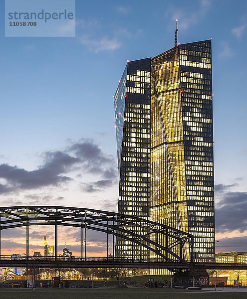 Hell erleuchtete Europäische Zentralbank  EZB  in der Abenddämmerung  blaue Stunde  Frankfurt am Main  Hessen  Deutschland  Europa