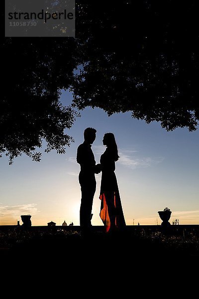 Silhouette  Brautpaar  am Abend  Rom  Italien  Europa