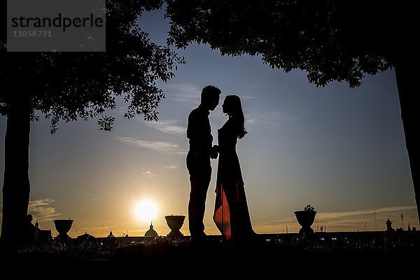 Silhouette  Brautpaar bei Sonnenuntergang  Rom  Italien  Europa