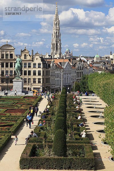 Park an der Albert-I Königlichen Bibliothek  Place de l'Albertine  gotischer Turm des Rathauses an der Rückseite  Brüssel  Belgien  Europa