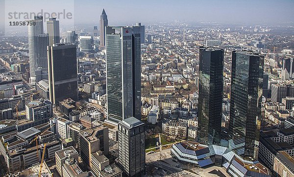 Blick von oben auf den Finanzplatz mit Wolkenkratzern  Frankfurt am Main  Deutschland  Europa