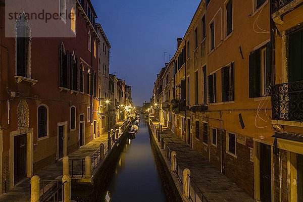 Abendstimmung an einem Canale  blaue Stunde  Venedig  Italien  Europa