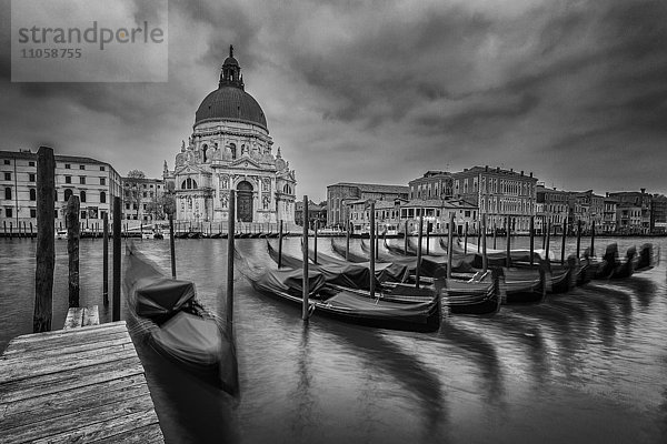 Ausblick über den Canal Grande auf die Chiesa della Salute  im Vordergrund Gondeln  Venedig  Italien  Europa