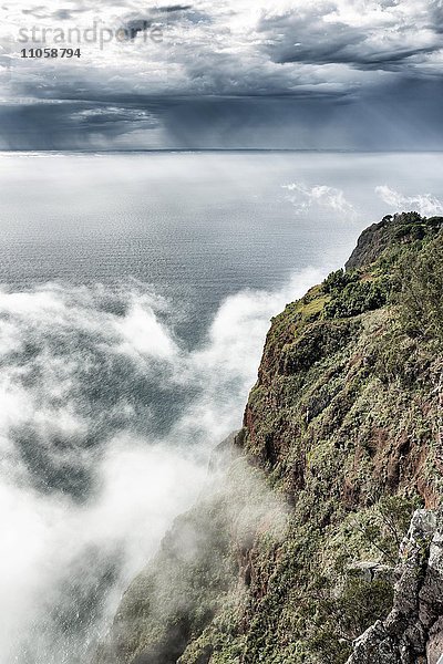 Europas höchste Klippe Cabo Girão  Kap der Umkehr  nahe Câmara de Lobos  Madeira  Portugal  Europa