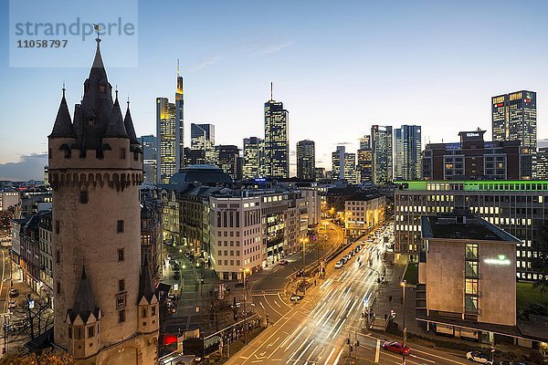 Skyline bei Dämmerung  Frankfurt am Main  Hessen  Deutschland  Europa