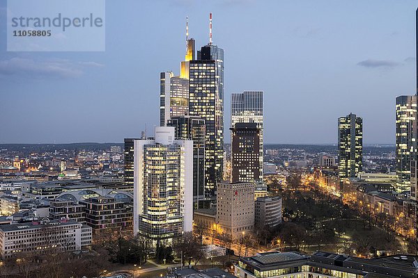 Frankfurter Skyline mit Maintower  Japan Center  Eurotower  in der Dämmerung  Frankfurt am Main  Hessen  Deutschland  Europa