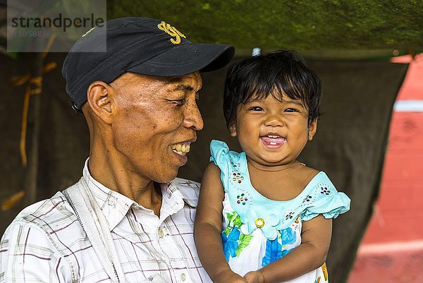 Lachender Mann mit Kind  kleines Mädchen auf dem Arm  PaO Bergvolk oder Bergstamm  Kalaw  Shan Staat  Myanmar  Burma  Birma  Asien