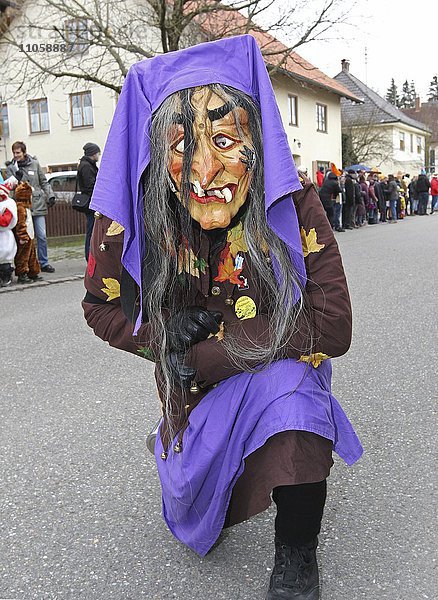 Hexe  Maske bei Faschingsumzug  Engetried  Markt Rettenbach  Allgäu  Bayern  Deutschland  Europa