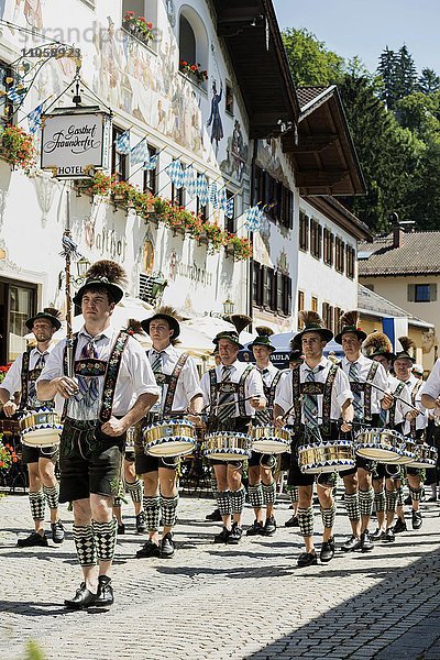 Kapelle auf dem Festumzug  Trachtenumzug  Garmisch-Partenkirchen  Oberbayern  Bayern  Deutschland  Europa