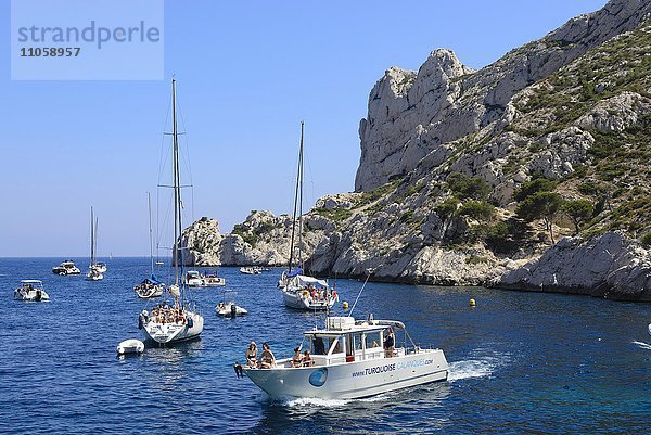 Ausflugsboote auf dem Mittelmeer  Parc National des Calanques  bei Marseille  Provence  Cote d'Azur  Frankreich  Europa