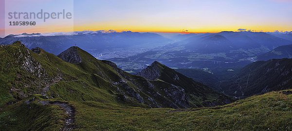 Unterinntal mit Innsbruck und Wipptal in der Dämmerung  Ausblick von Nockspitze  Tirol  Österreich  Europa