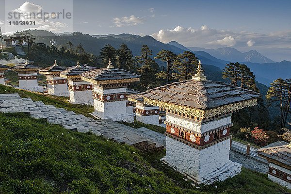 Die 108 Chorten oder Gebetsschreine von Druk Wangyal am Dochula-Pass  Hongtso  Himalaya-Region  Königreich Bhutan