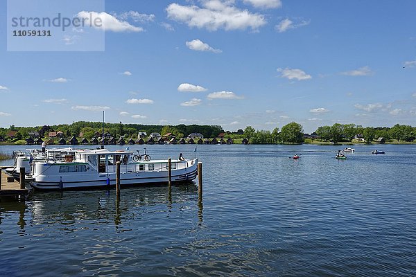 Hausboote am Mirower See  Mirow  Mecklenburgische Seenplatte  Mecklenburg-Vorpommern  Deutschland  Europa