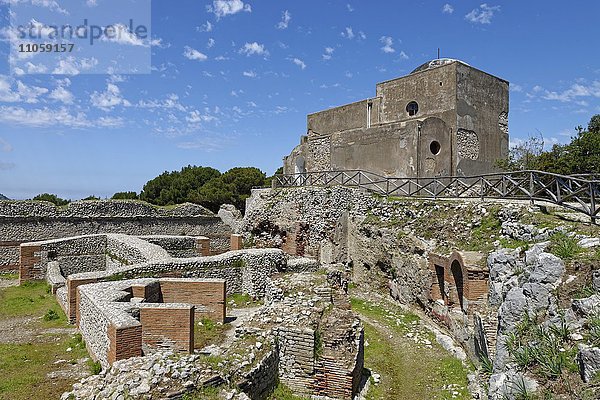 Ruinen der römischen Villa Jovis mit Kirche Chiesa di Santa Maria del Soccorso  Insel Capri  Golf von Neapel  Kampanien  Italien  Europa