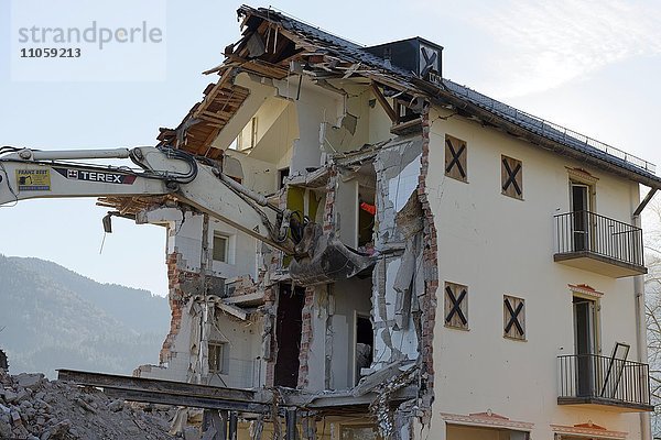 Baggerschaufel reißt eine Mauer ein  Abriss eines Gebäudes  Bad Heilbrunn  Oberbayern  Bayern  Deutschland  Europa