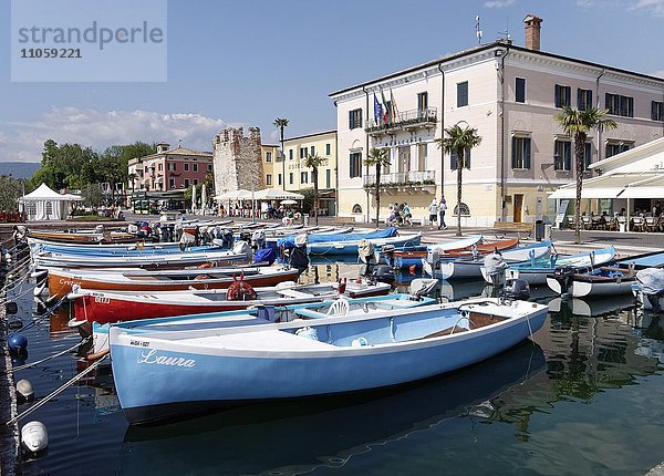 Rathaus am Hafen  Bardolino  Gardasee  Lago di Garda  Venetien  Italien  Europa