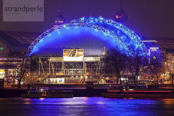 Beleuchteter Musical Dome am Rhein bei Nacht  Köln  Nordrhein-Westfalen  Deutschland  Europa