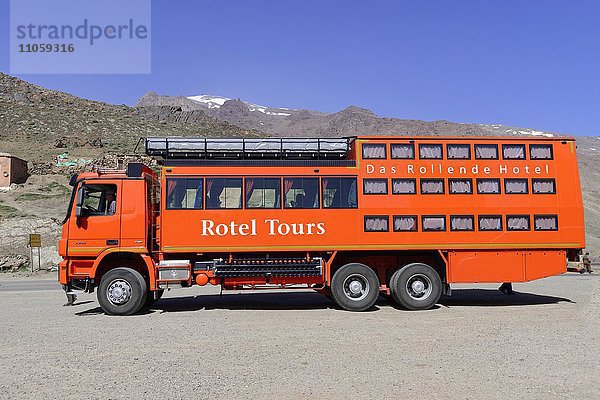 Rotel Bus  Rollendes Hotel  Telouet im Hohen Atlas  Marokko  Afrika