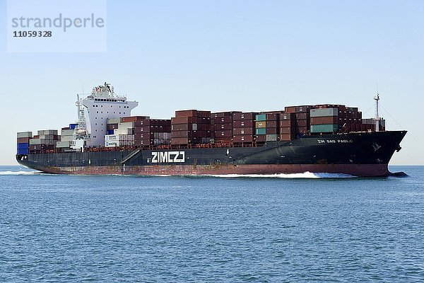 ZIM Sao Paolo  Containerschiff  260m lang  Baujahr 2008  bei der Durchfahrt durch den Bosporus  Istanbul  Türkei  Asien