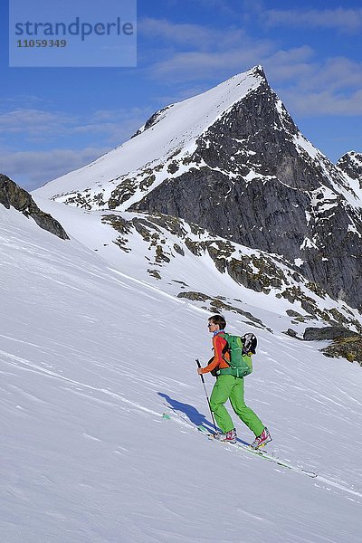 Frau bei Skitour  Aufstieg zum Burstinden  Senja  Norwegen  Europa