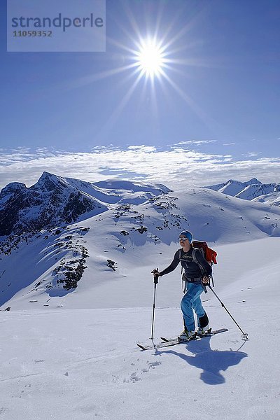Skitourengeherin im Aufstieg zum Burstinden  verschneite Berglandschaft  Senja  Norwegen  Europa