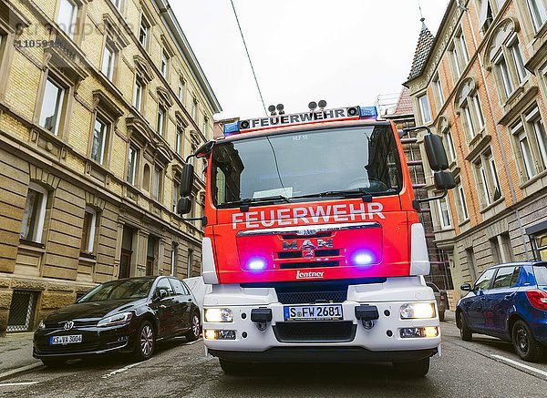 Feuerwehr mit Blinklicht in einer Straße  Stuttgart  Baden-Württemberg  Deutschland  Europa