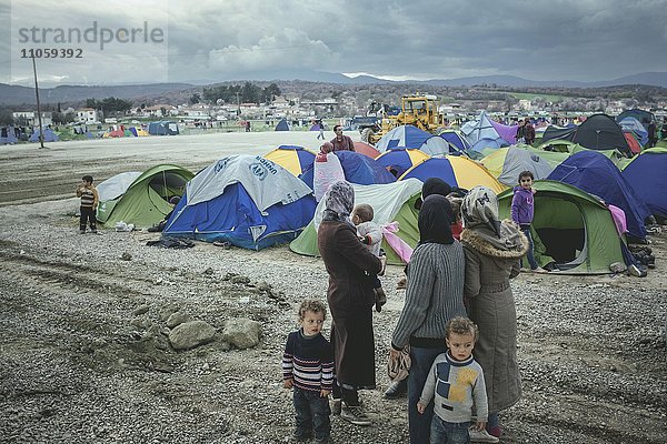 Flüchtlingslager Idomeni an der griechisch-mazedonischen Grenze  ankommende Familie sucht nach einem Platz für ihr Zelt  Idomeni  Zentralmakedonien  Griechenland  Europa
