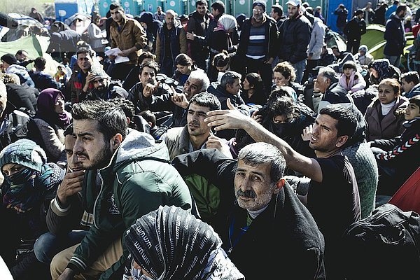 Flüchtlingscamp in Idomeni an der griechisch-mazedonischen Grenze  wartende Flüchtlinge lagern in unmittelbarer Nähe des Checkpoints  Idomeni  Zentralmakedonien  Griechenland  Europa