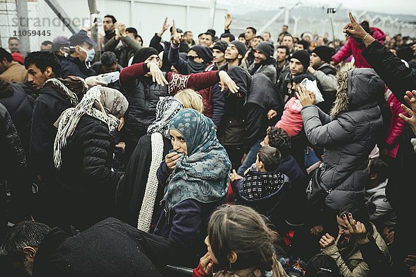 Flüchtlingslager Idomeni an der griechisch-mazedonischen Grenze  wartende Flüchtlinge am Checkpoint  Idomeni  Zentralmakedonien  Griechenland  Europa