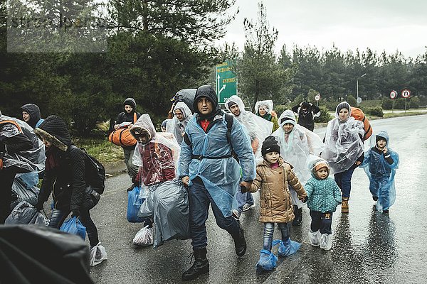 Ankommende Flüchtlinge bei Regen  Flüchtlingslager Idomeni  Grenze zu Mazedonien  Griechenland  Europa