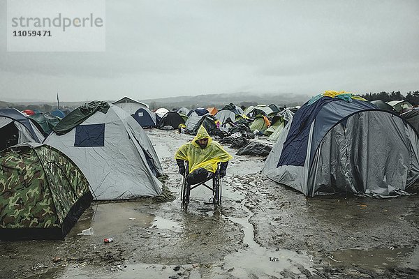 Afghanischer Flüchtling im Rollstuhl  der beide Beine bei einem Bombenattentat verloren hat  Flüchtlingslager Idomeni  Grenze zu Mazedonien  Griechenland  Europa