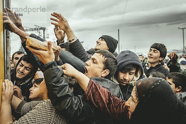 Verteilung von Nahrungsmitteln durch griechische Freiwillige  Flüchtlingslager Idomeni  Grenze zu Mazedonien  Griechenland  Europa
