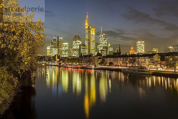 Skyline  beleuchtete Innenstadt  Spiegelung bei Dämmerung im Rhein  Frankfurt am Main  Hessen  Deutschland  Europa