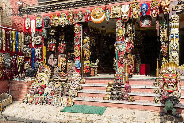Bunte Holzmasken und andere Souvenirs werden in einem Laden verkauft  Bhaktapur  Kathmandu  Nepal  Asien