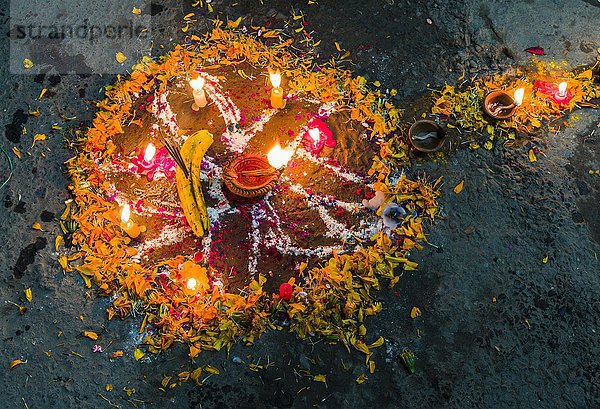 Buntes Mandala aus Farbpulver und Kerzen  Tihar Festival  Kathmandu  Nepal  Asien