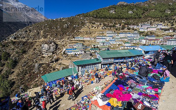 Verkauf von Waren auf dem Wochenmarkt in Namche Bazar  Solo Khumbu  Nepal  Asien