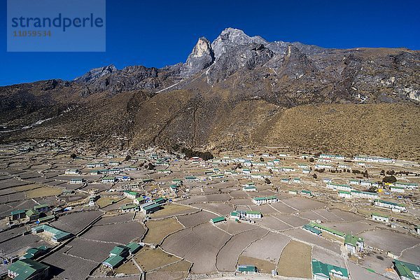 Weit ausgedehntes landwirtschaftliches Dorf mit Feldern und Bauernhäusern in einem Hochtal  Khumjung  Solo Khumbu  Nepal  Asien