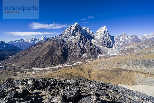 Ausblick auf Mt. Cholatse  6335 m  und Mt. Taboche  6367 m  Dingboche  Solo Khumbu  Nepal  Asien
