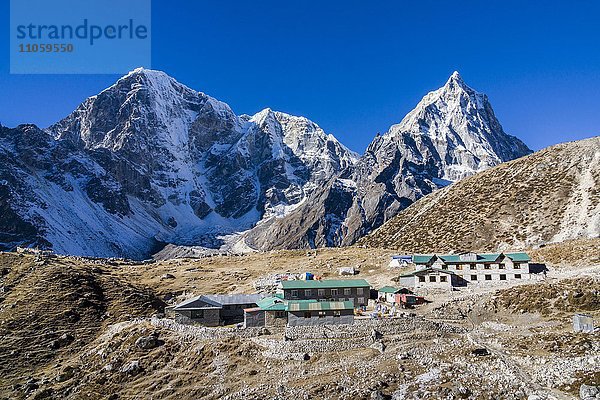Ausblick auf das Dorf Dughla  die Berge rund um Cho La dahinter  Dughla  Solo Khumbu  Nepal  Asien
