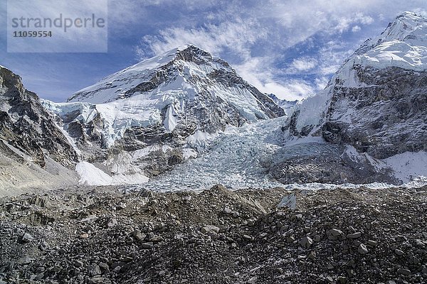 Ausblick über den Kumbhu-Gletscher in Richtung Kumbhu-Eisbruch  Mt. Khumbutse  6665 m  dahinter  Gorakshep  Solo Khumbu  Nepal  Asien