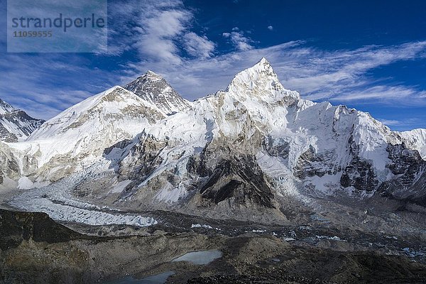 Das Bergmassiv rund um den Mt. Everest  8848 m  and Mt. Nuptse  7861 m  aus Sicht vom Kala Pathar  5545 m  Gorakshep  Solo Khumbu  Nepal  Asien