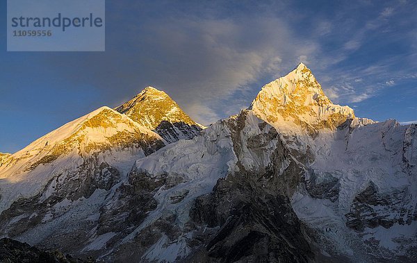 Das Bergmassiv rund um den Mt. Everest  8848 m  and Mt. Nuptse  7861 m  aus Sicht vom Kala Pathar  5545 m  bei Sonnenuntergang  Gorakshep  Solo Khumbu  Nepal  Asien
