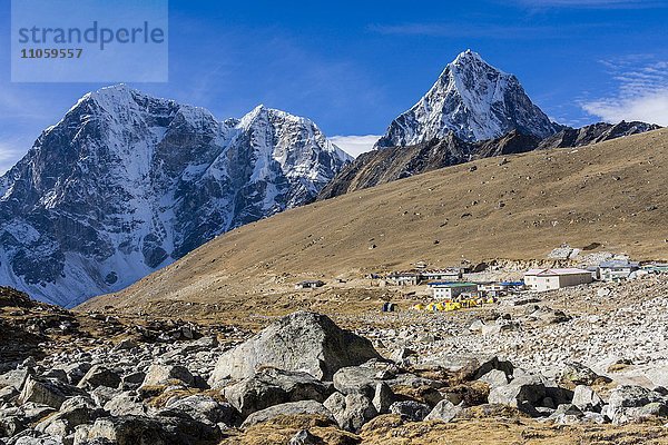 Ausblick auf das Dorf Lobuche  die Berge rund um Cho La dahinter  Lobuche  Solo Khumbu  Nepal  Asien