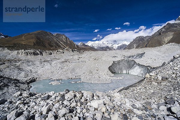 Ausblick auf den Ngozumba Gletscher  schneebedeckte Berge in der Ferne  Gokyo  Solo Khumbu  Nepal  Asien