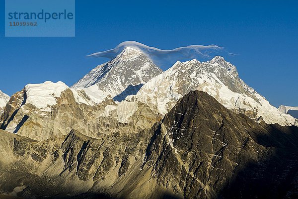 Mt. Everest  8848 m  mit einer weißen Wolke auf seiner Spitze  aus Sicht vom Gokyo Ri  5360 m  Gokyo  Solo Khumbu  Nepal  Asien