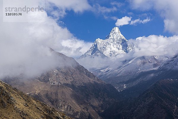 Mt. Ama Dablam  6856 m  eingerahmt von Wolken  Mong La  Solo Khumbu  Nepal  Asien