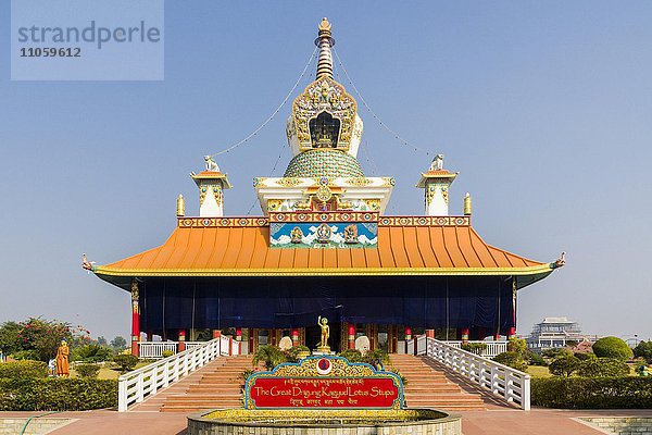 Große Drigung Kagyu  Drikung Kagyu Lotus-Stupa  internationaler buddhistischer Tempel am Geburtsort von Buddha Siddhartha Gautama  Lumbini  Rupandehi  Nepal  Asien