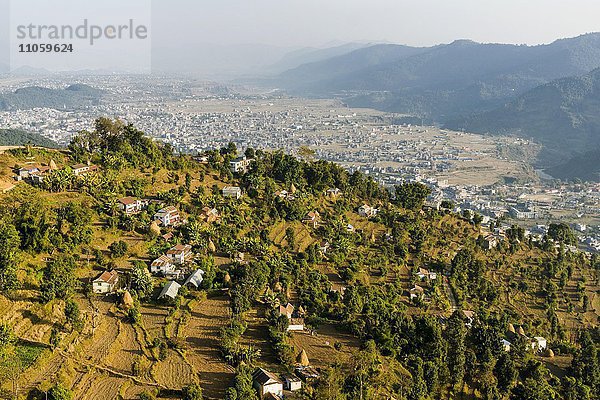 Luftbild  ein Dorf mit der Stadt Pokhara und Berge  Thumki  Kaski  Nepal  Asien
